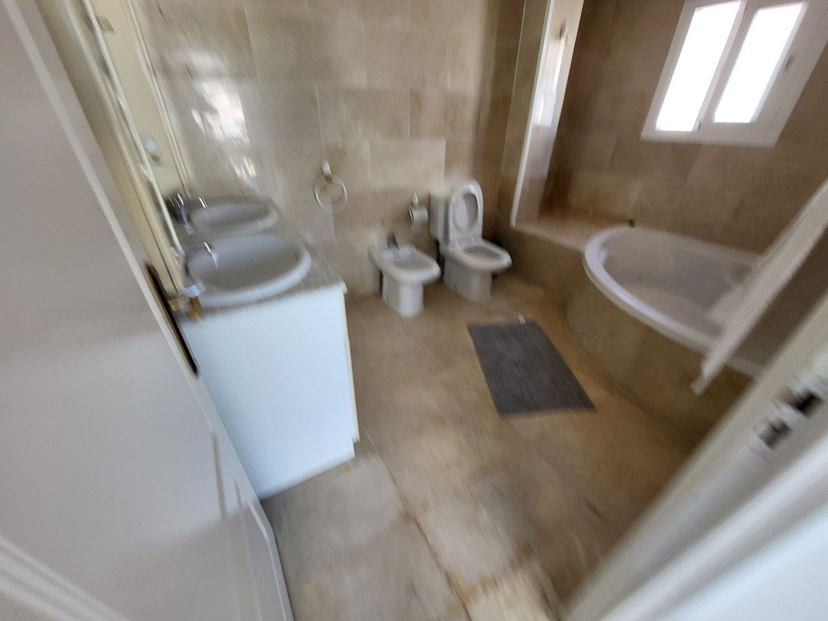 Piso de 4 dormitorios con piscina en Málaga – Foto 30