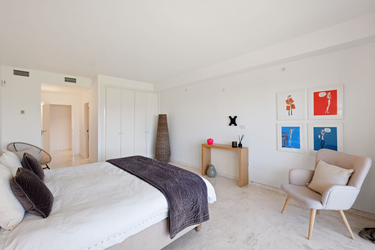 2 Bedroom Apartment in Marbella - Photo 22
