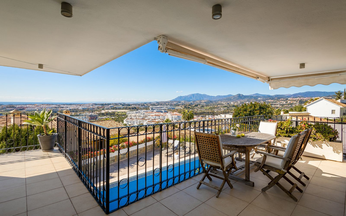 4 Bedroom Villa in Marbella - Photo 2
