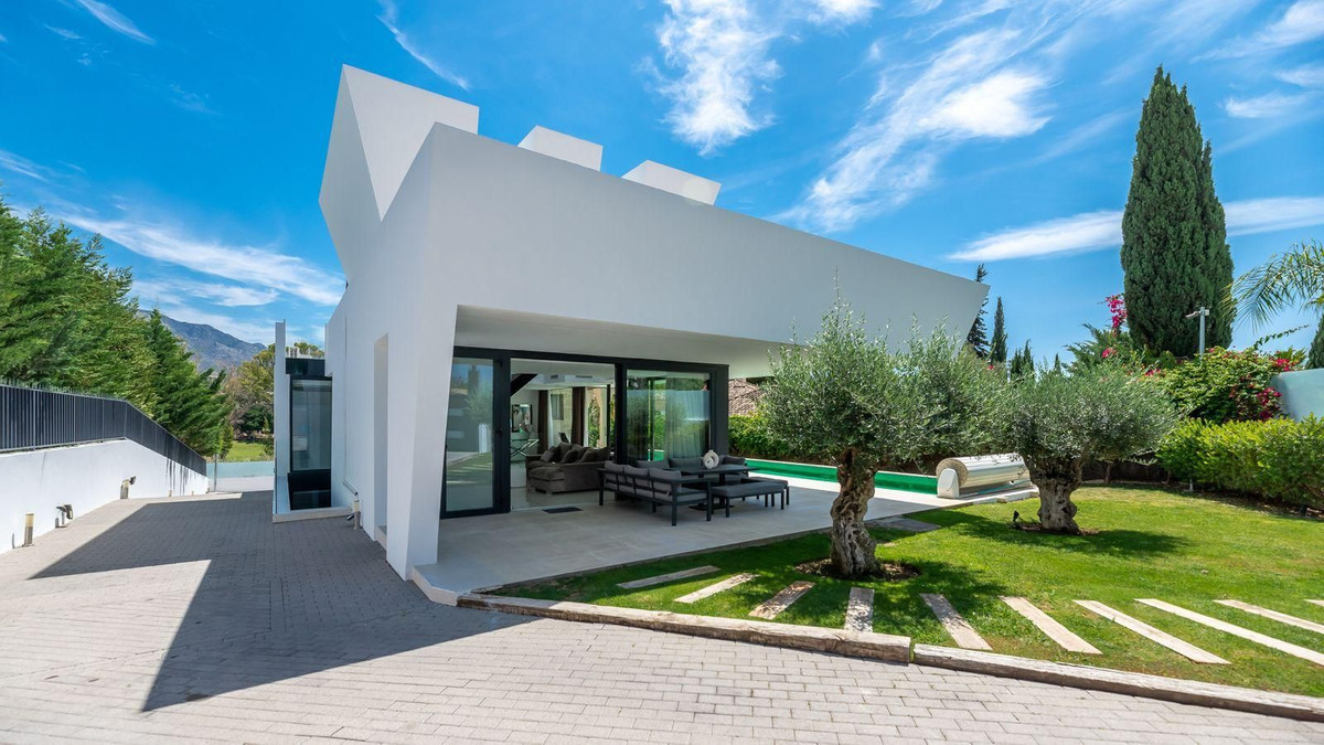 5 Bedroom Villa in Marbella - Photo 9
