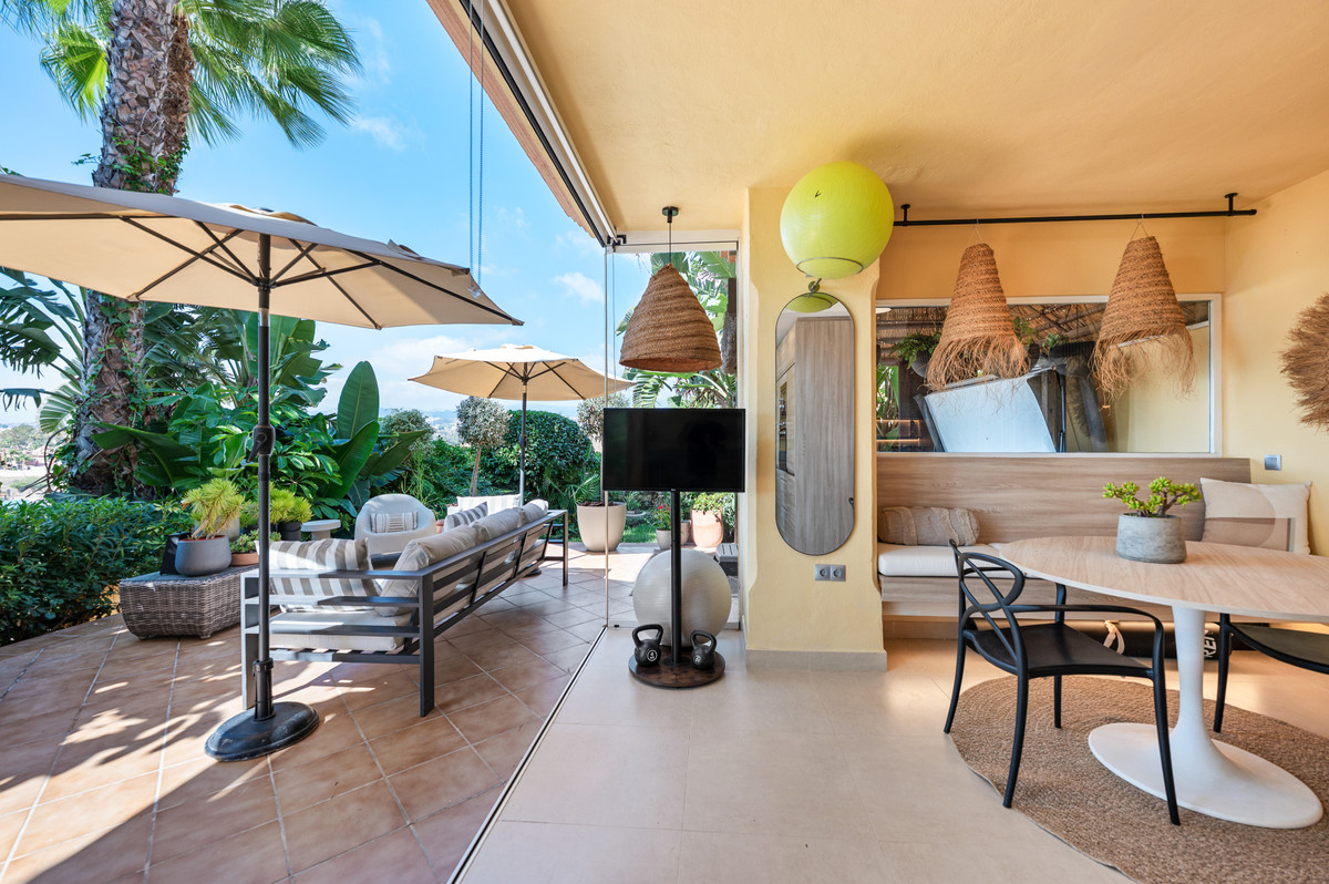 3 Bedroom Apartment in Marbella - Photo 2