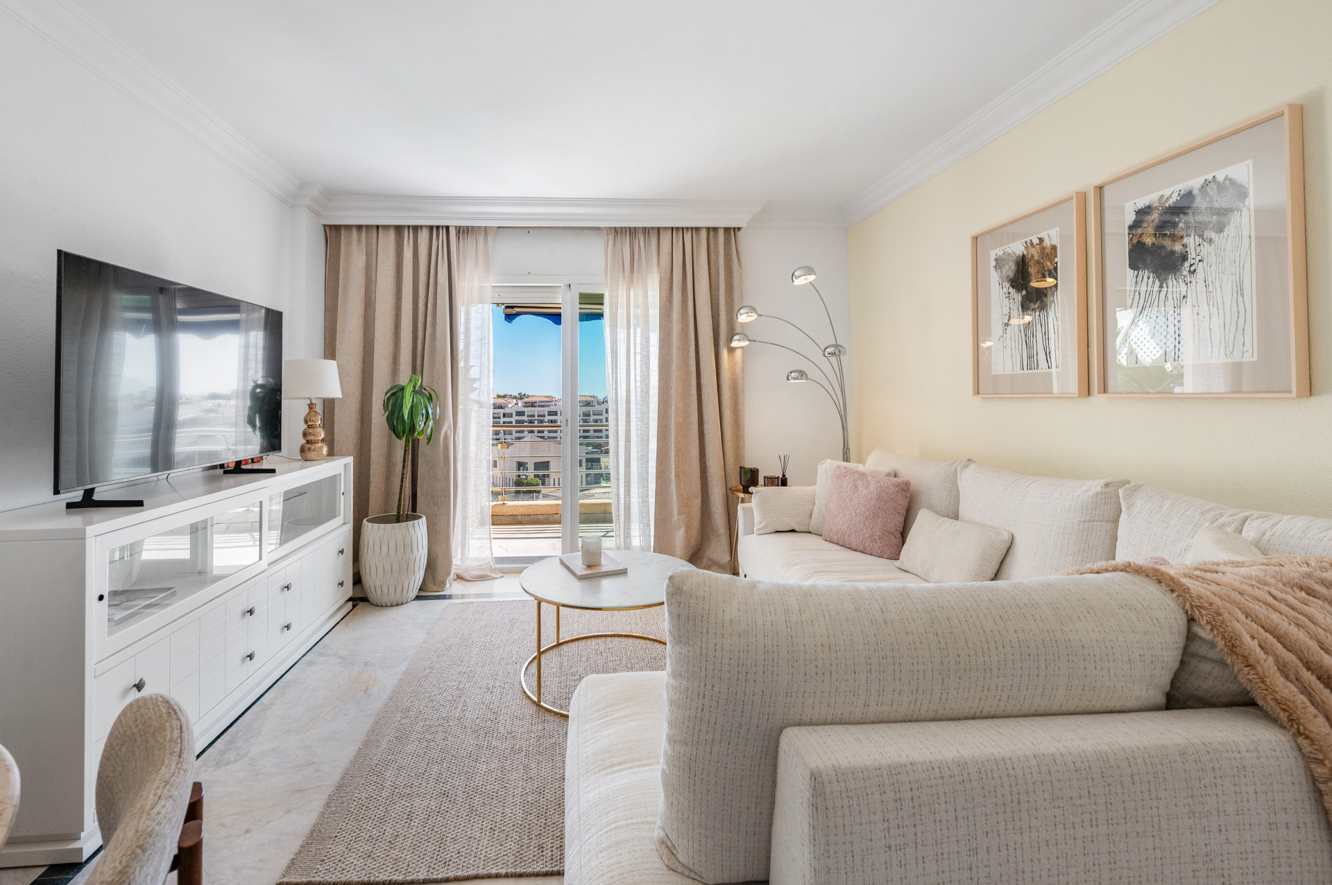 2 Bedroom Apartment in Marbella - Photo 2