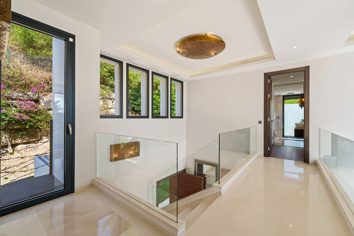 6 Bedroom Villa in Marbella - Photo 14