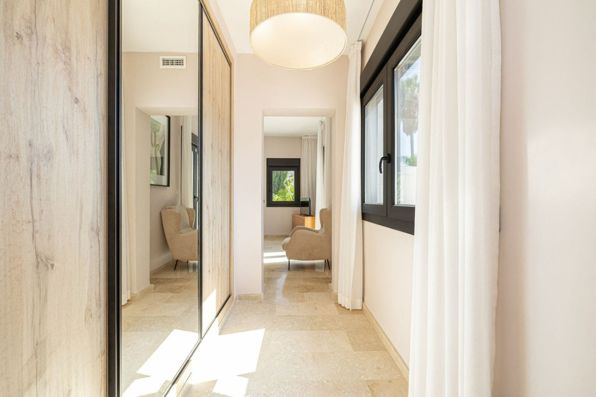 5 Bedroom Villa in Estepona - Photo 12