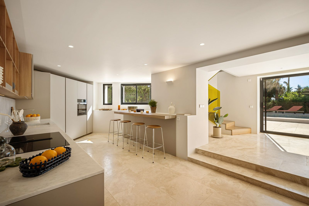 4 Bedroom Villa in Marbella - Photo 9