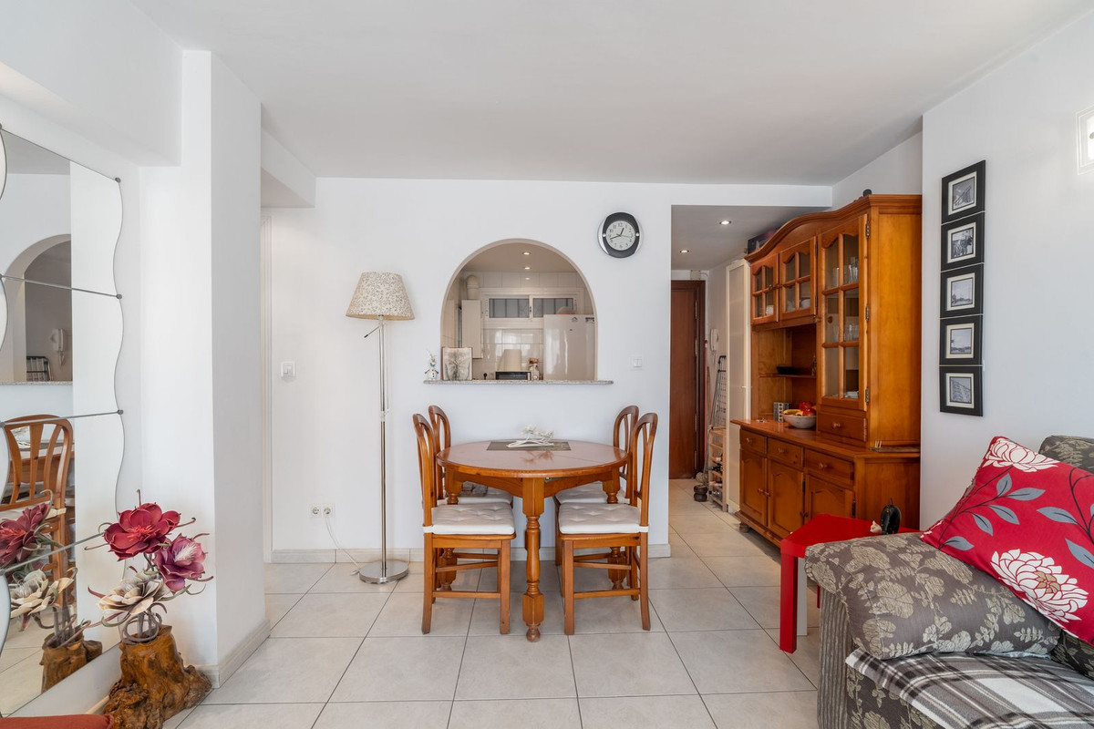 2 Bedroom Apartment in Benalmádena - Photo 5