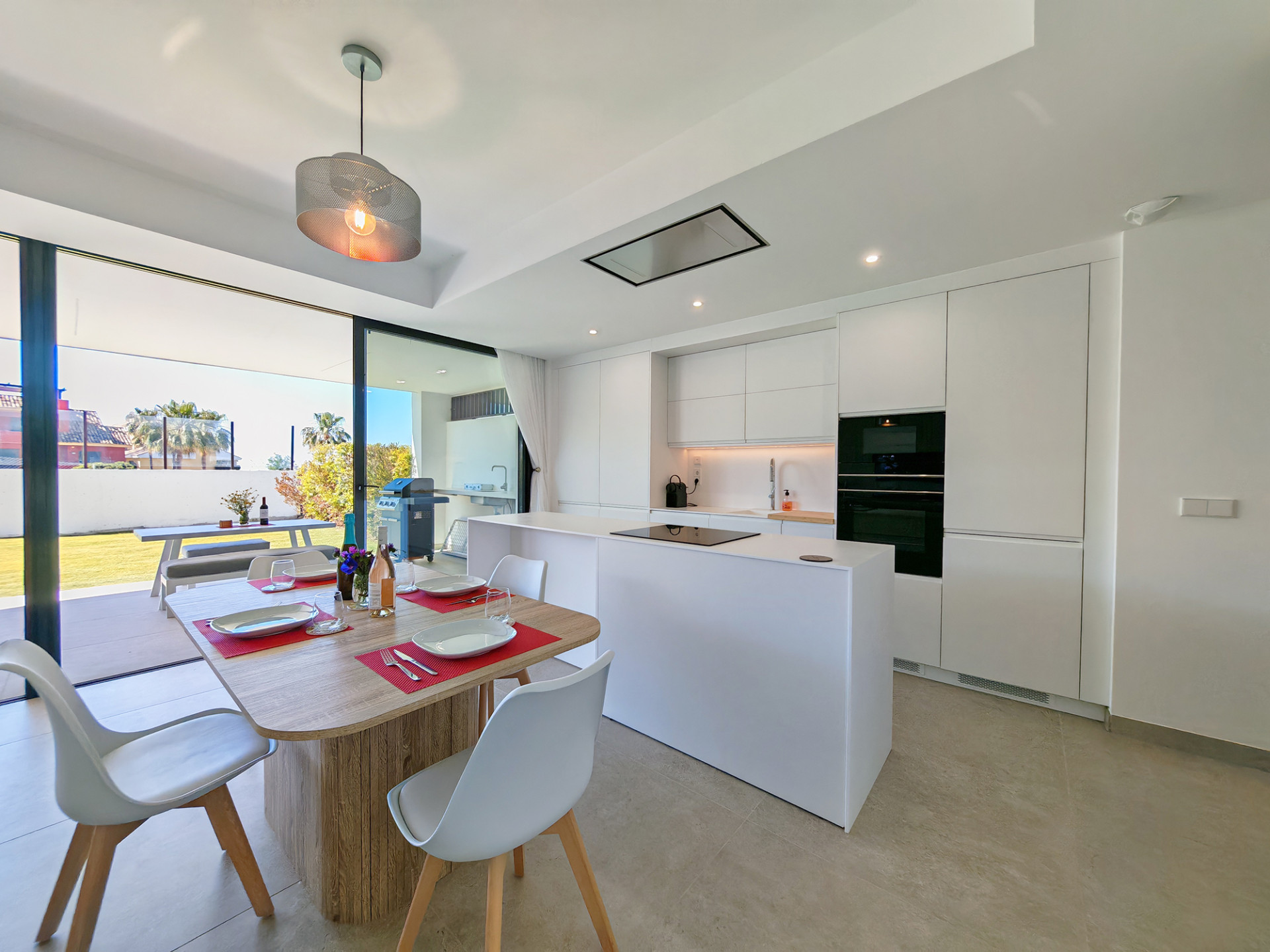2 Bedroom Apartment in Estepona - Photo 4