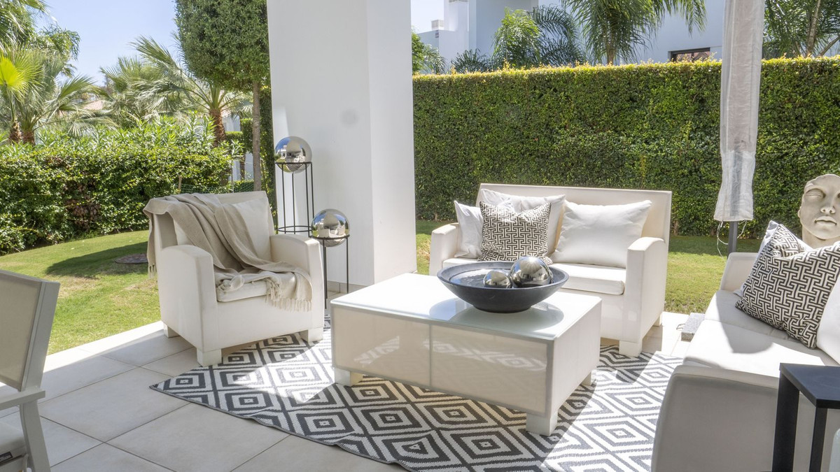 2 Bedroom Apartment in Estepona - Photo 3