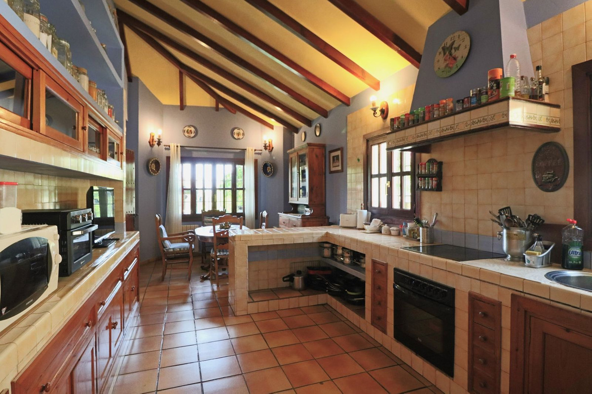 4 Bedroom Villa in Marbella - Photo 3