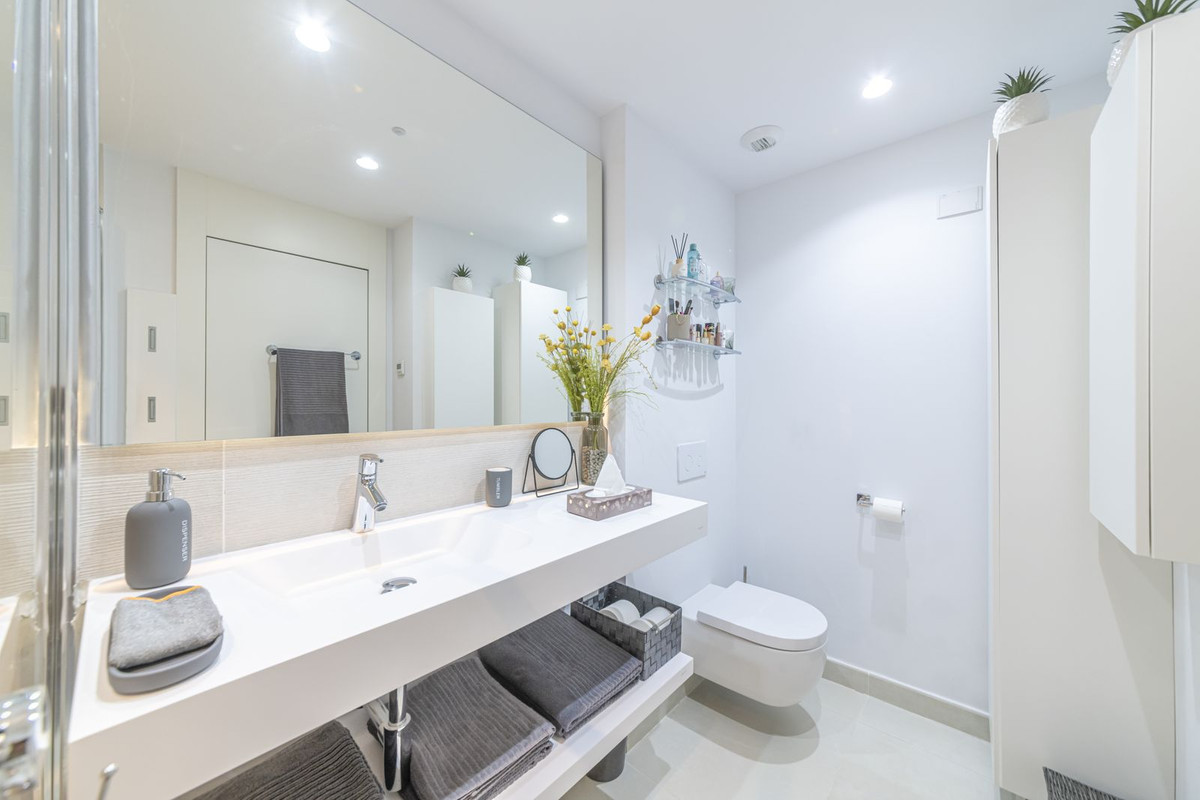 2 Bedroom Apartment in Benalmádena - Photo 9
