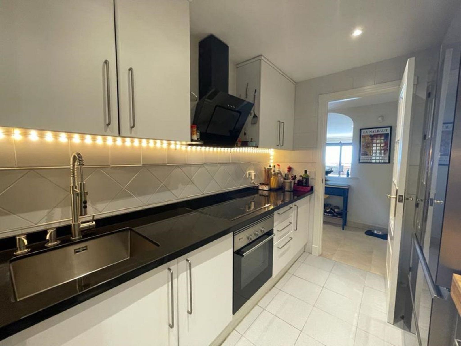 3 Bedroom Apartment in Benahavís - Photo 3