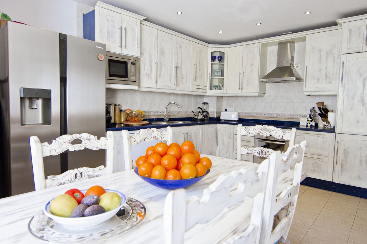 5 Bedroom Townhouse in San Pedro de Alcántara - Photo 8