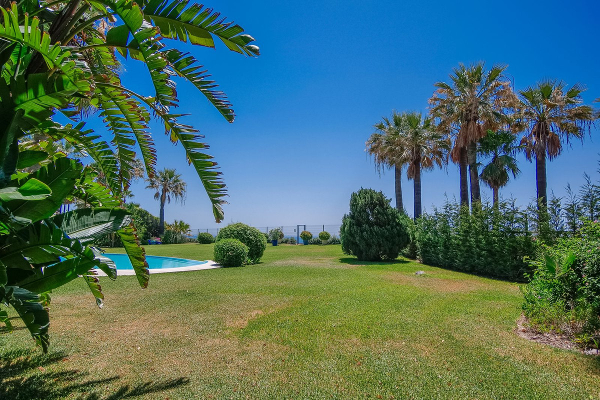 10 Bedroom Villa in Estepona - Photo 5