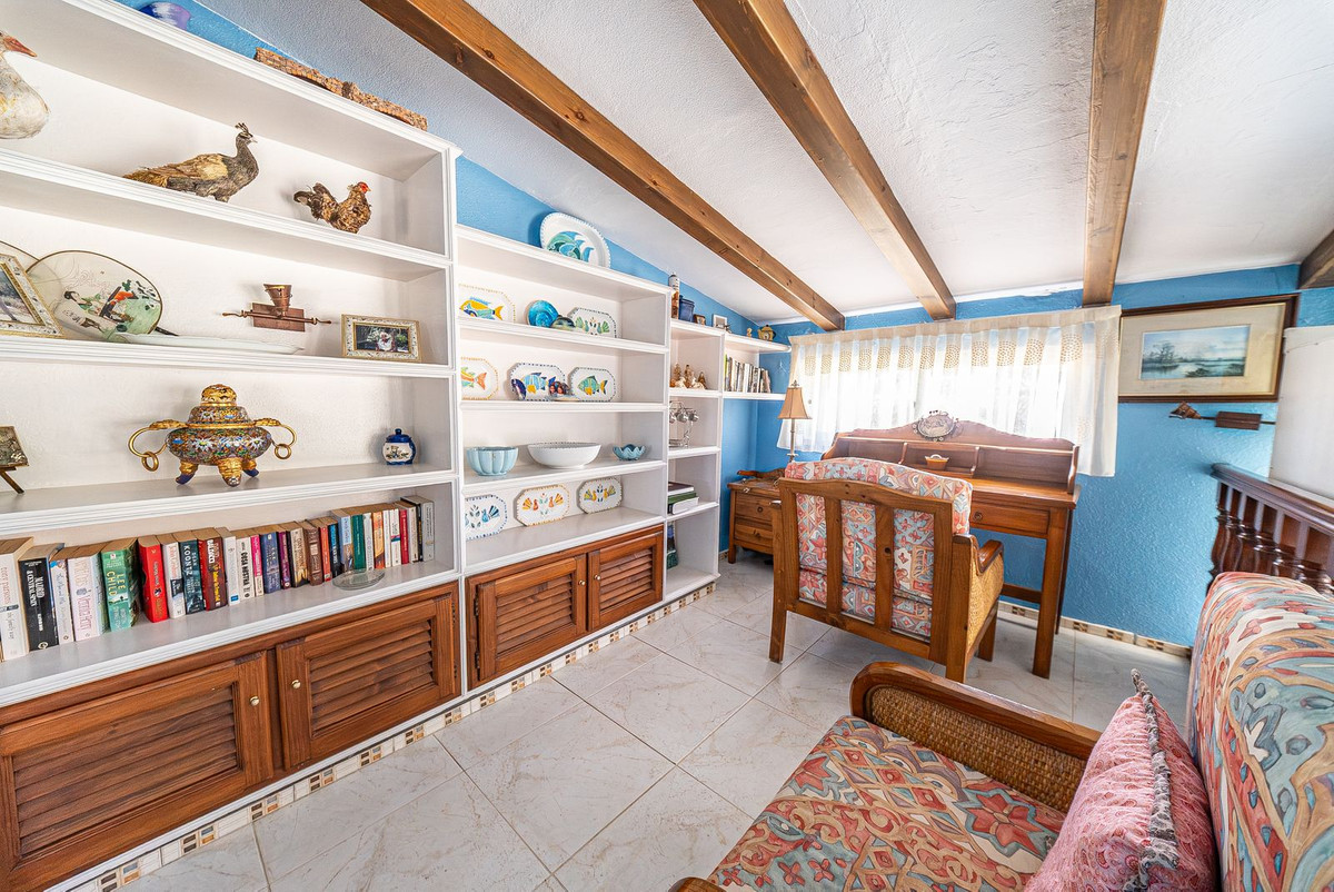 5 Bedroom Villa in Alhaurín de la Torre - Photo 40