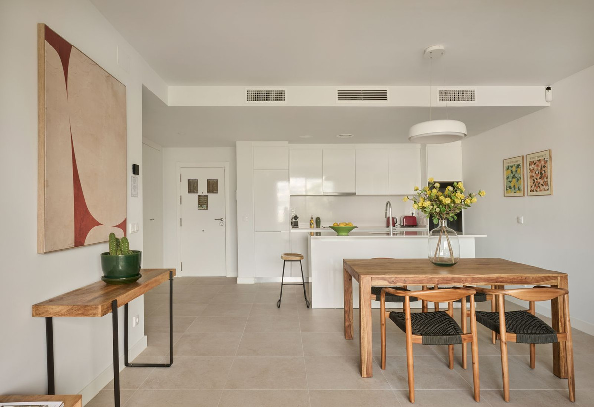 2 Bedroom Apartment in Estepona - Photo 5