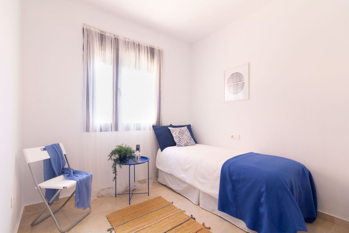 2 Bedroom Apartment in Estepona - Photo 18