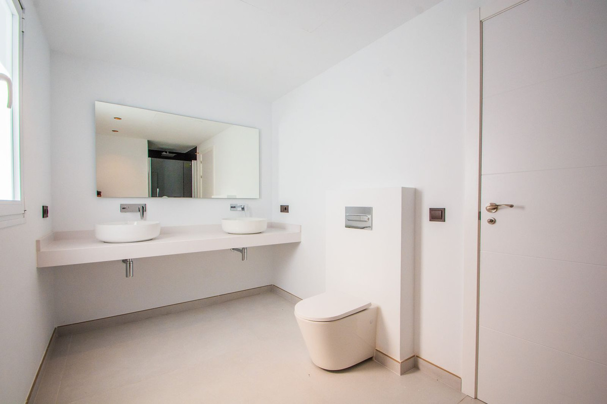 4 Bedroom Villa in Marbella - Photo 29