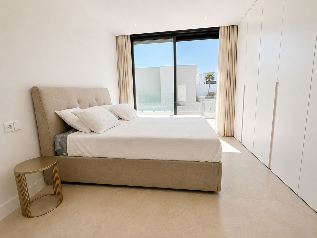 5 Bedroom Villa in Estepona - Photo 5