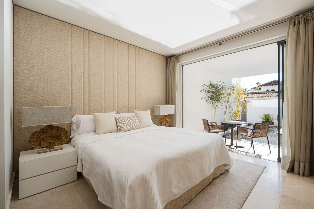 4 Bedroom Villa in Marbella - Photo 17