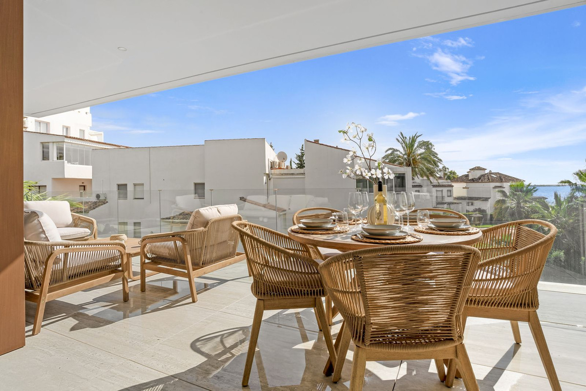 2 Bedroom Apartment in Estepona - Photo 10