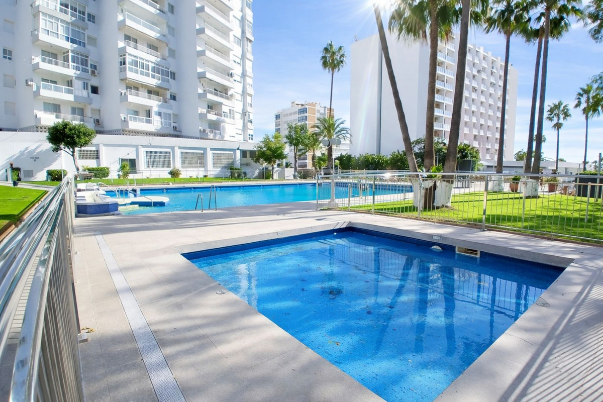 2 Bedroom Apartment in Benalmádena - Photo 25