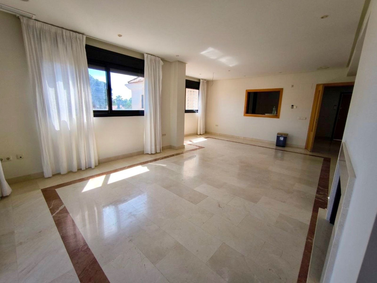 Piso de 2 dormitorios con piscina en Málaga – Foto 11