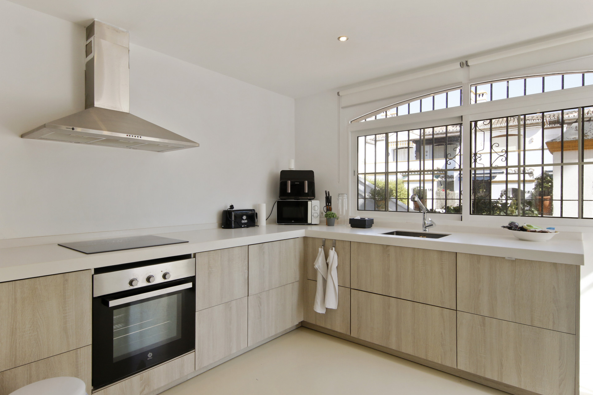 2 Bedroom Apartment in Estepona - Photo 2