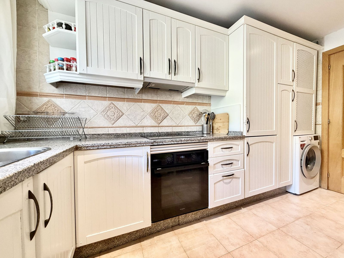 2 Bedroom Apartment in Benahavís - Photo 15