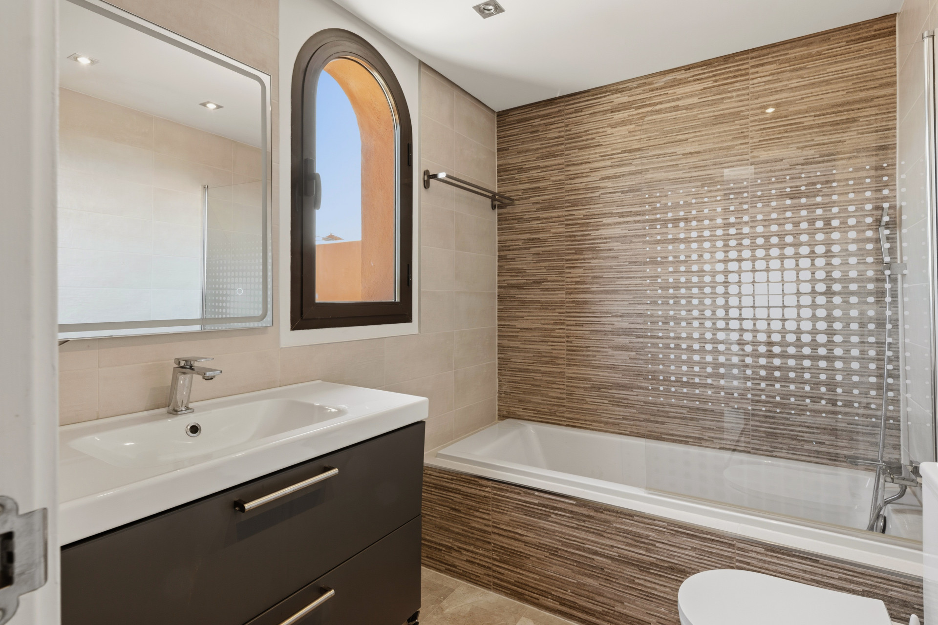 3 Bedroom Penthouse in Estepona - Photo 12