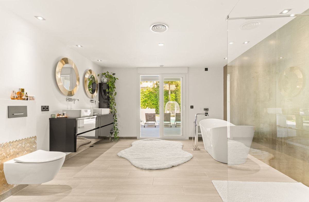 6 Bedroom Villa in Estepona - Photo 23