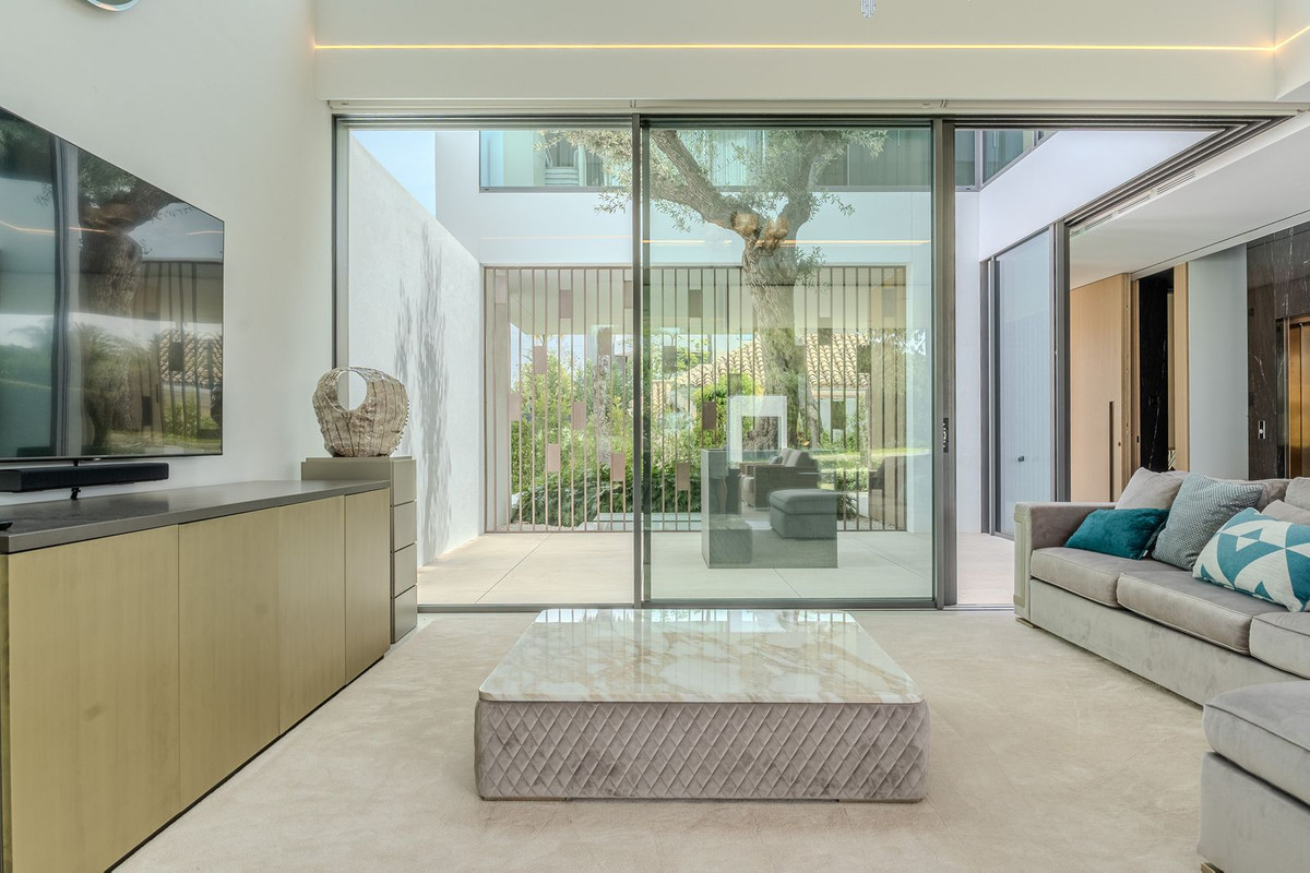 4 Bedroom Villa in Marbella - Photo 11