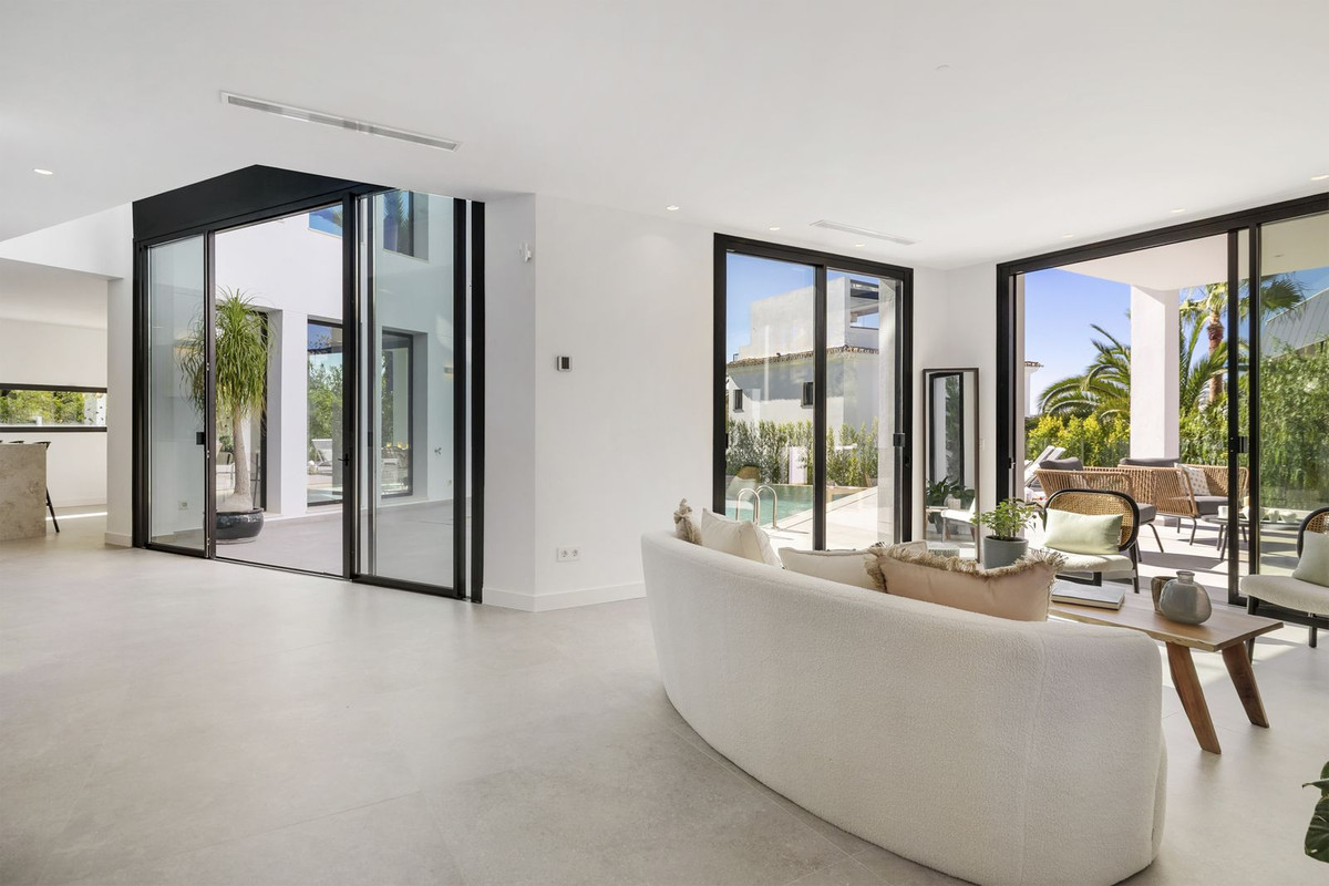 5 Bedroom Villa in Marbella - Photo 5