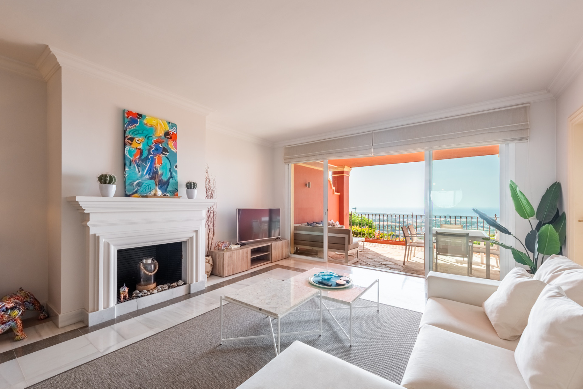 2 Bedroom Apartment in Benahavís - Photo 2