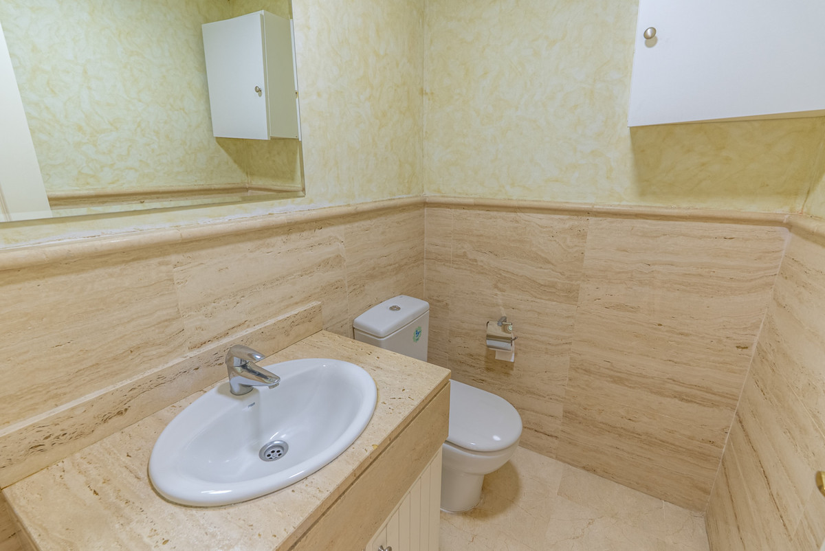 4 Bedroom Townhouse in Estepona - Photo 21