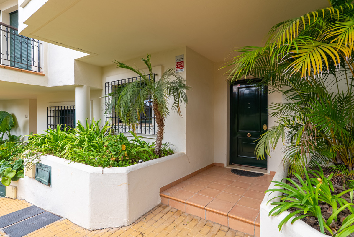4 Bedroom Townhouse in Estepona - Photo 2