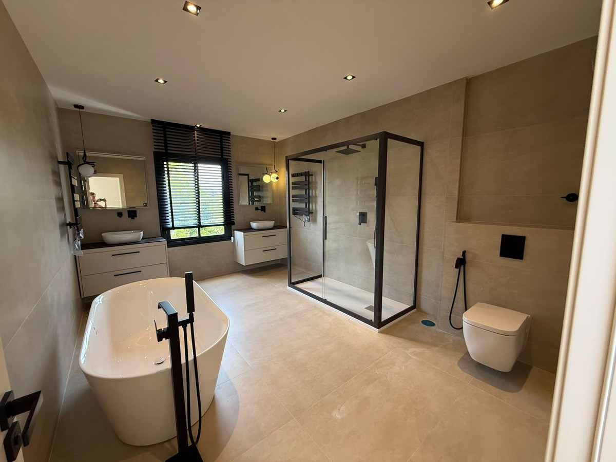 5 Bedroom Villa in Marbella - Photo 23