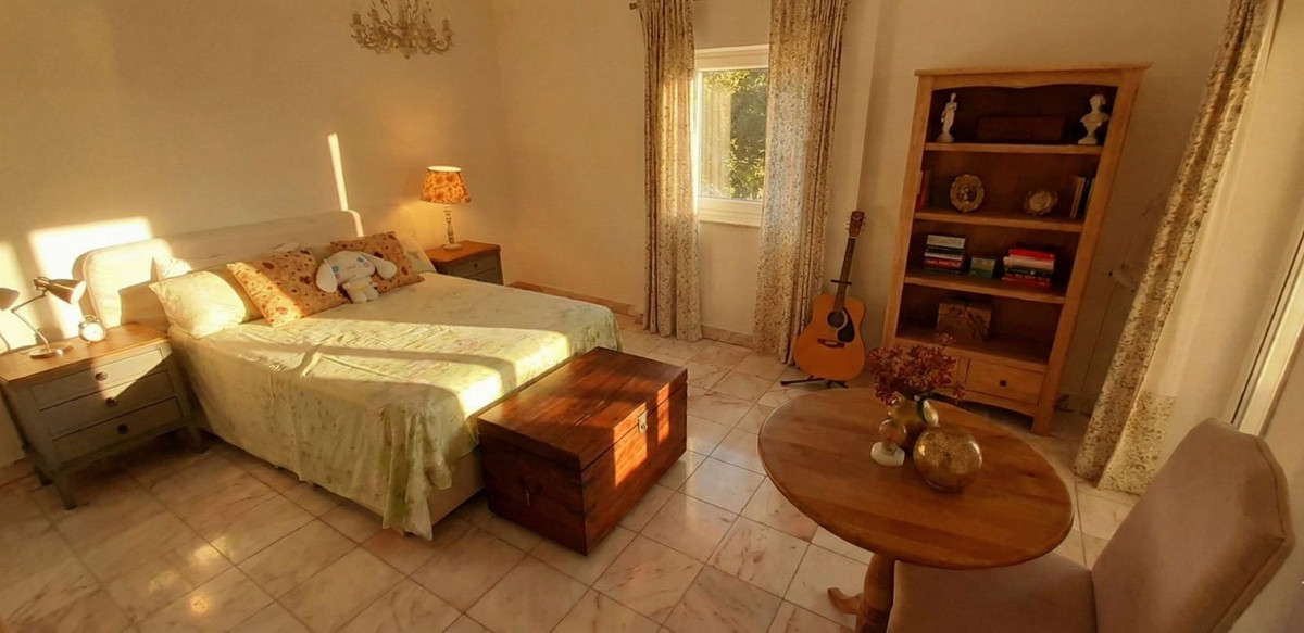 5 Bedroom Villa in Marbella - Photo 19