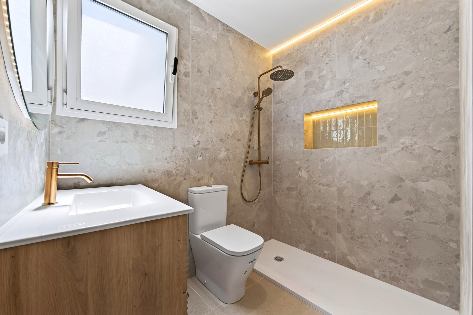 4 Bedroom Apartment in Málaga - Photo 21
