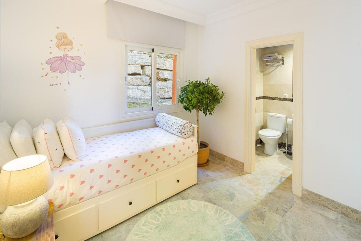 4 Bedroom Apartment in Marbella - Photo 10