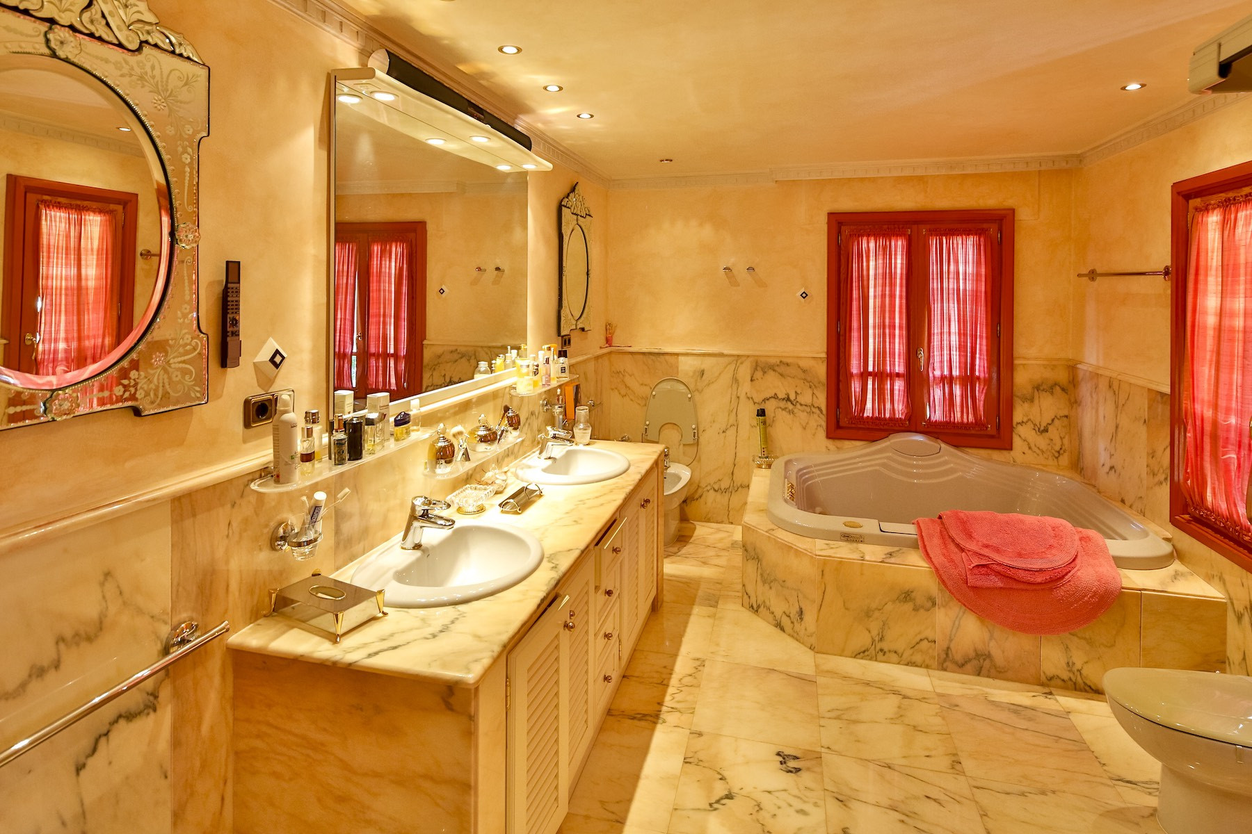 6 Bedroom Villa in Marbella - Photo 18