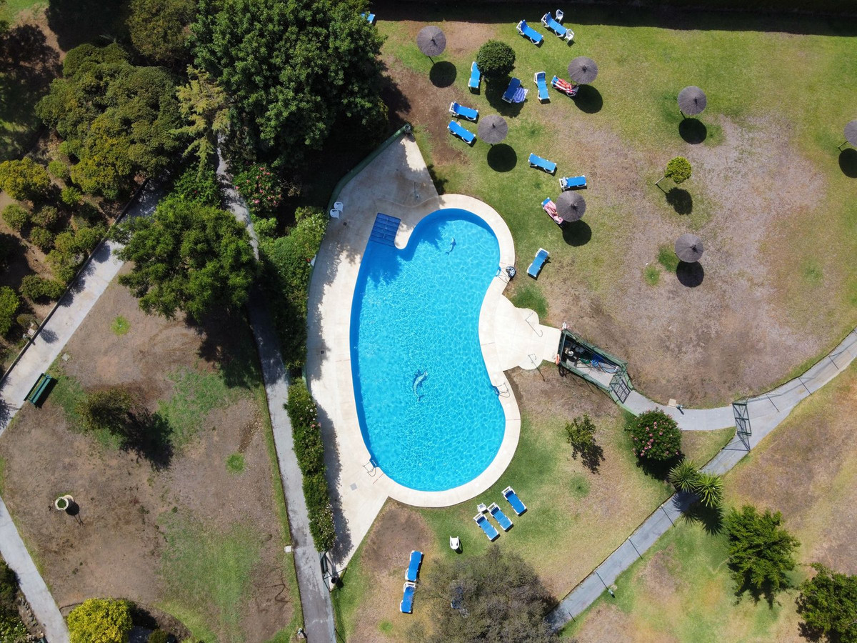 2 Bedroom Apartment in Marbella - Photo 25