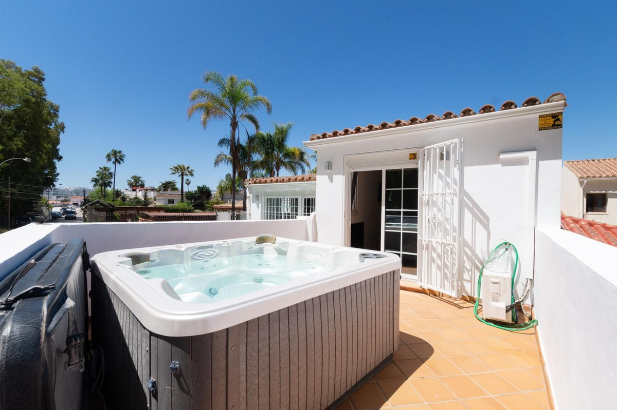 4 Bedroom Villa in San Pedro de Alcántara - Photo 8