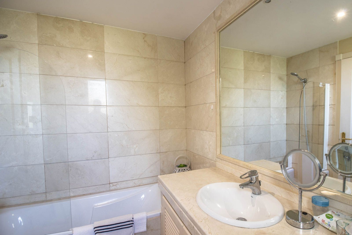 2 Bedroom Apartment in Marbella - Photo 30
