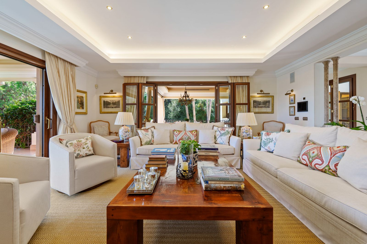 6 Bedroom Villa in Marbella - Photo 2
