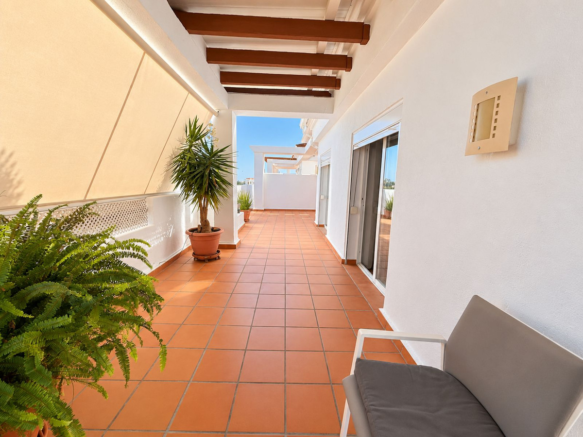 3 Bedroom Penthouse in Estepona - Photo 8