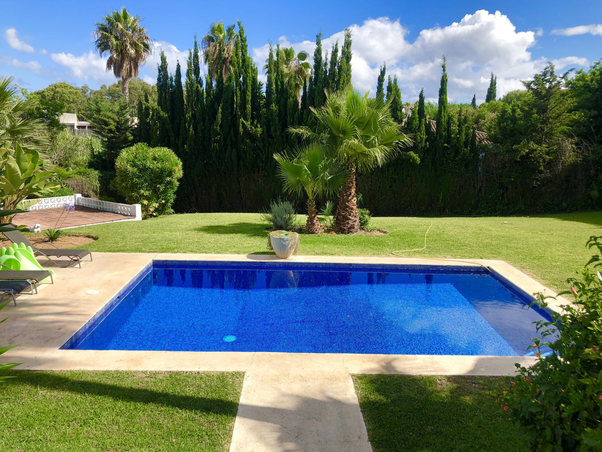 4 Bedroom Villa in Estepona - Photo 3