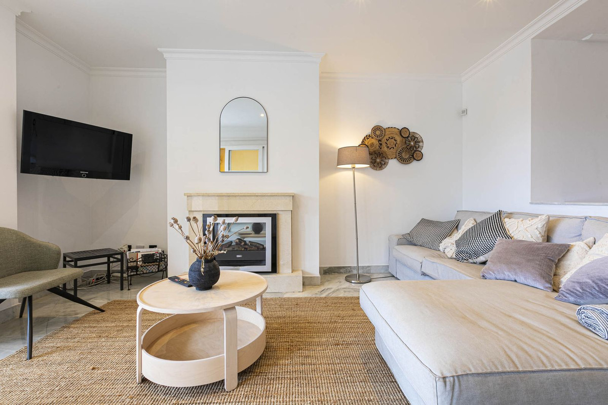 2 Bedroom Apartment in Marbella - Photo 8