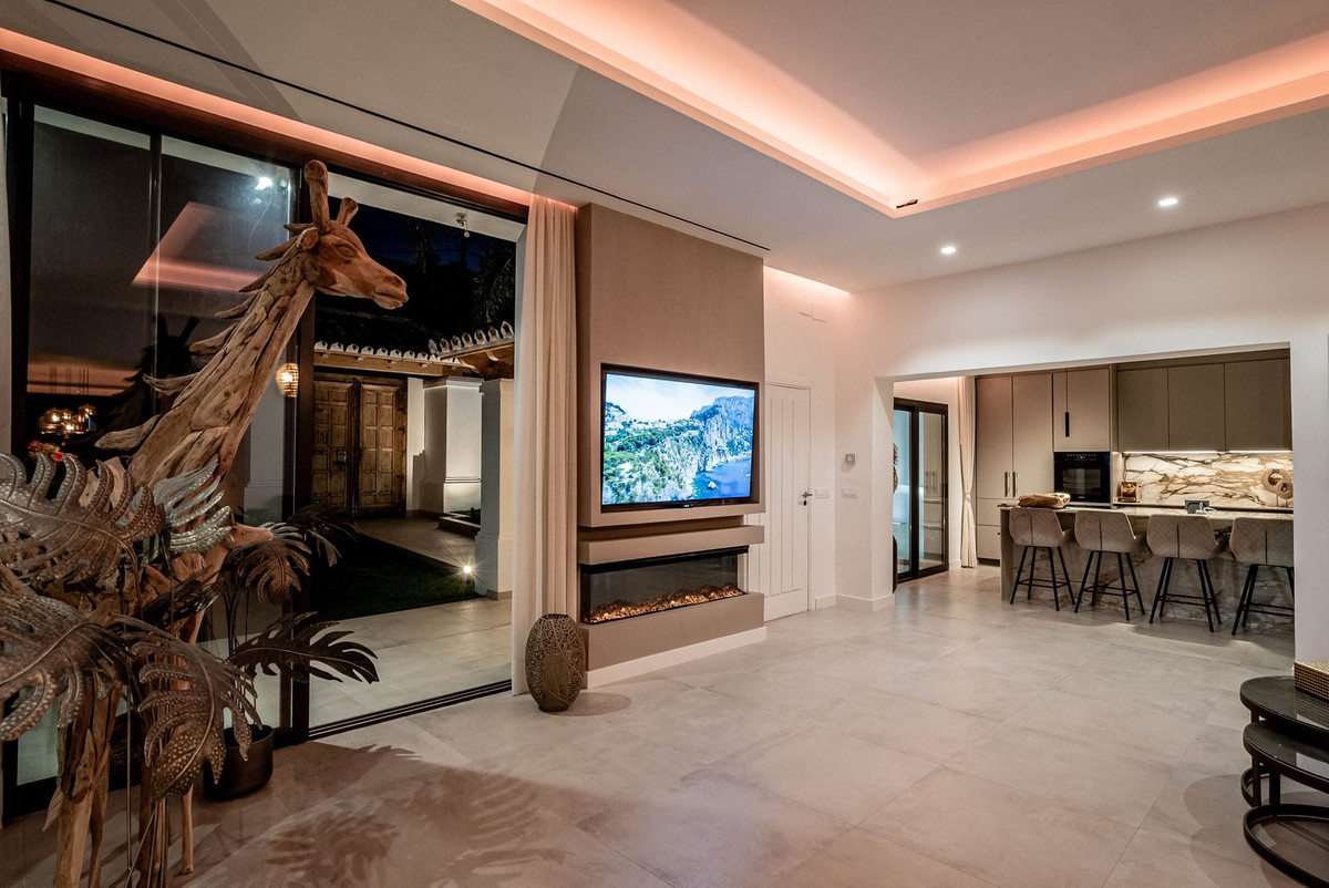 6 Bedroom Villa in Marbella - Photo 50