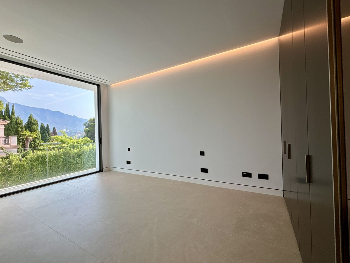 4 Bedroom Villa in Marbella - Photo 23