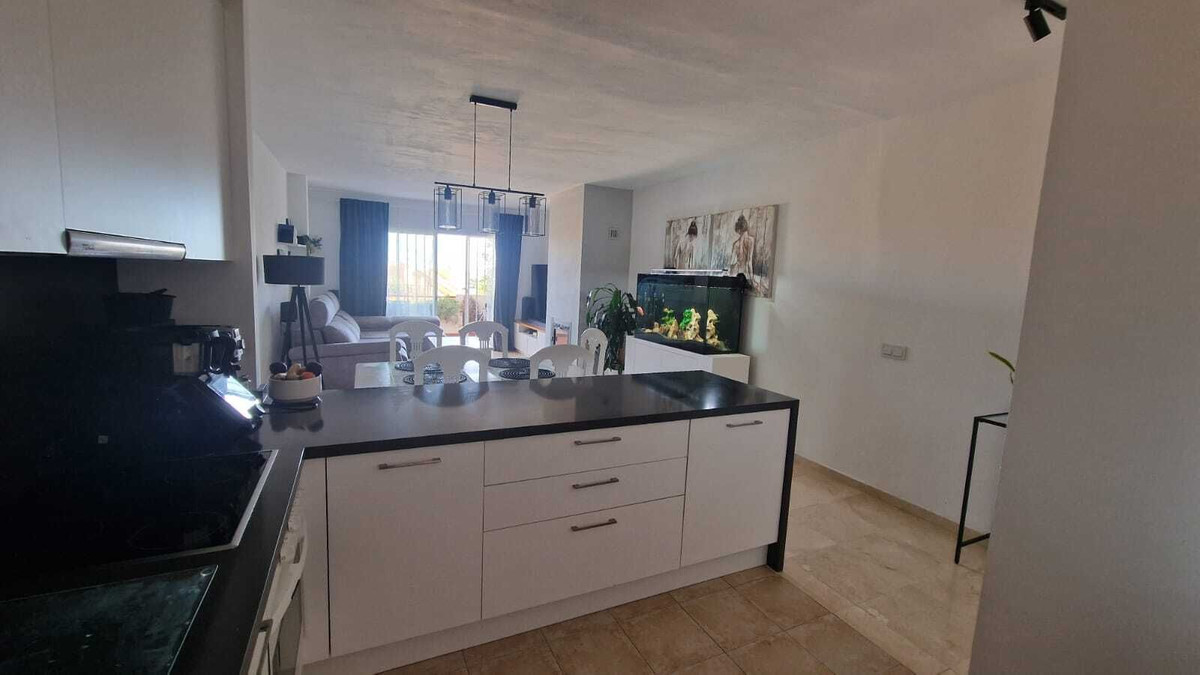 2 Bedroom Apartment in Estepona - Photo 8